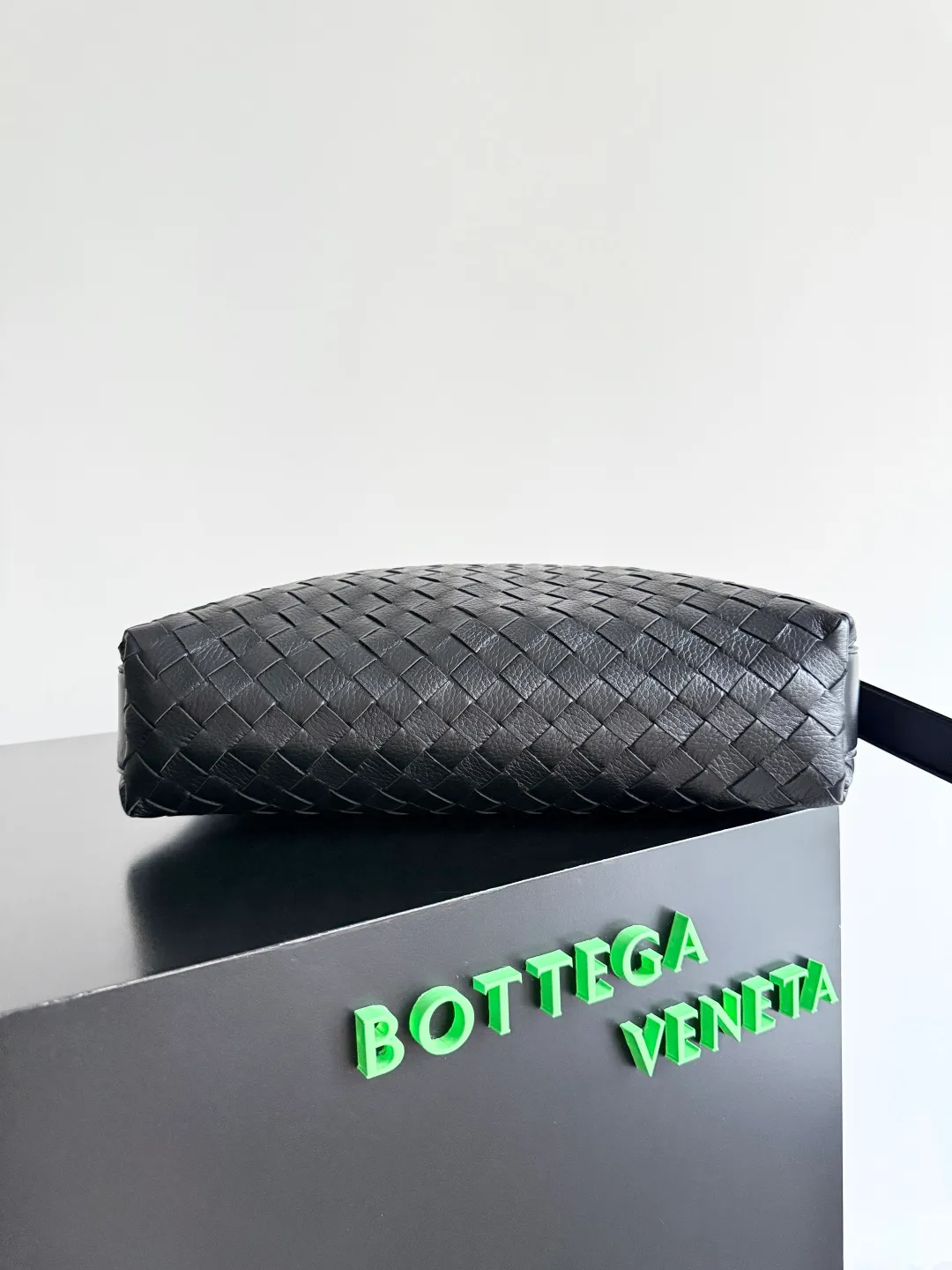 Batch 2760 BOTTEGA VENETA's new Traveler deerskin series is here! The travel season is coming soon, and I believe you must need a large-capacity and simple bag. This new Traveler is very in line with the current travel craze. The whole bag is designed with deerskin and is made of the highest quality leather. It feels tougher to the touch. The super large capacity is suitable for short trips. Traveling with friends and family does not require carrying heavy luggage. It is also very convenient for friends who often travel for work. You can carry two changes of clothes and a computer with you. It also comes with an adjustable shoulder strap to free your hands. Style number: 815748 Size: 35*29.5*8.5cm